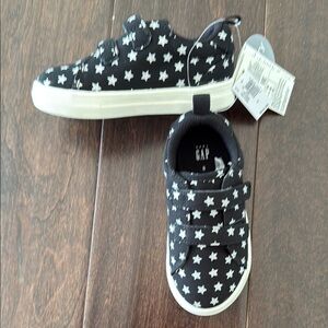 NWT Gender Neutral GAP Black and White Star Print Sneakers! Today only